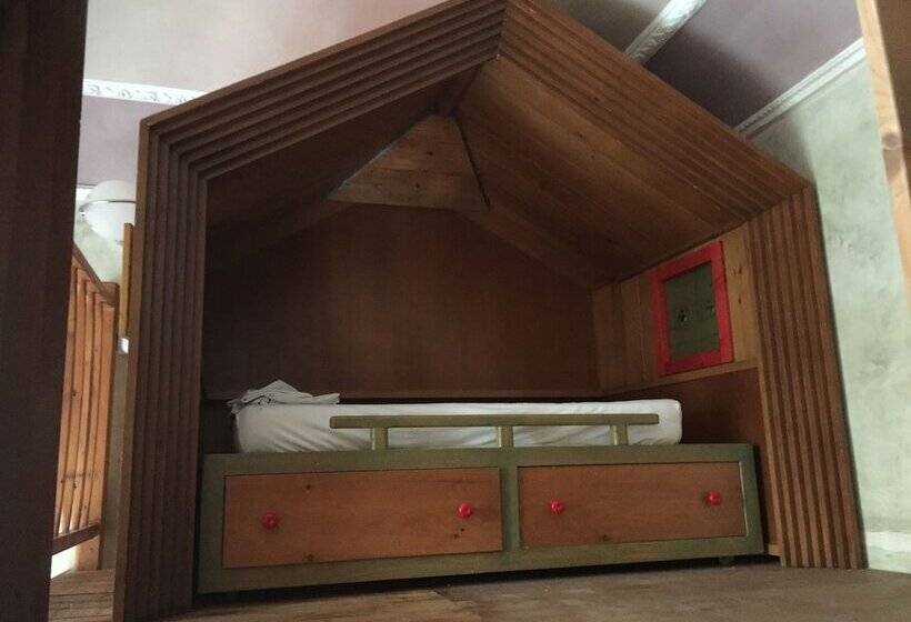 Chambre Familiale, Due Papi