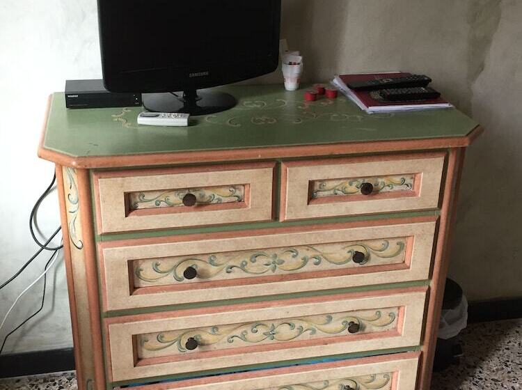 Chambre Familiale, Due Papi