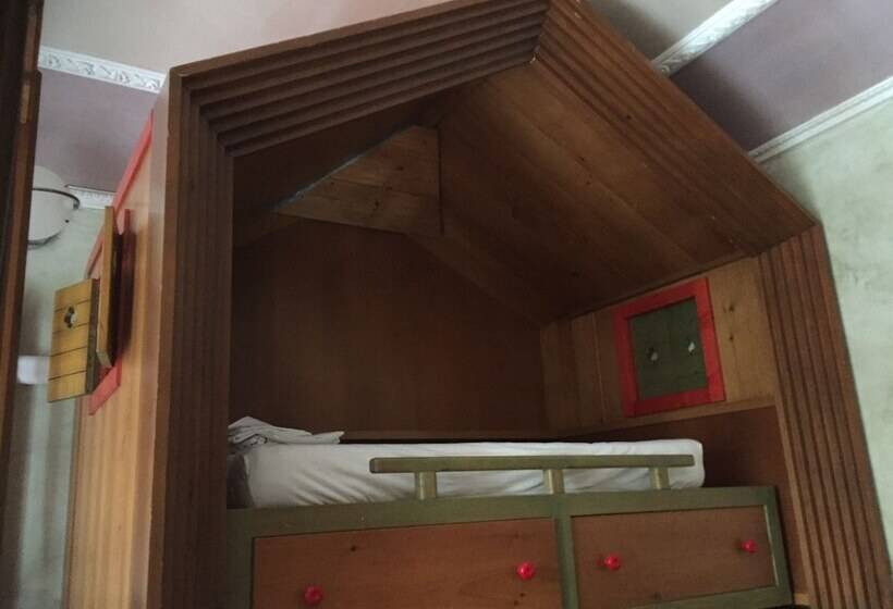 Chambre Familiale, Due Papi