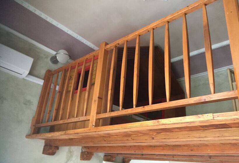 Chambre Familiale, Due Papi