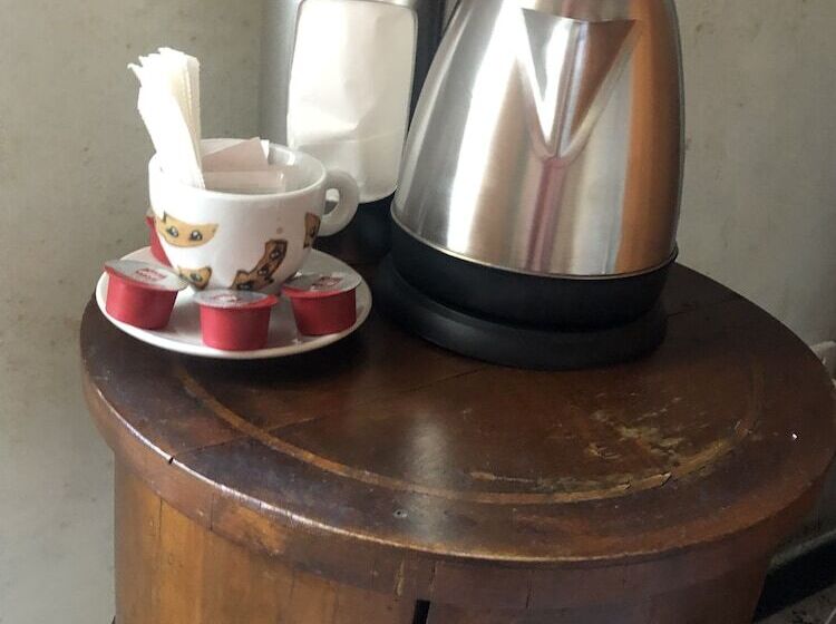 Chambre Familiale, Due Papi