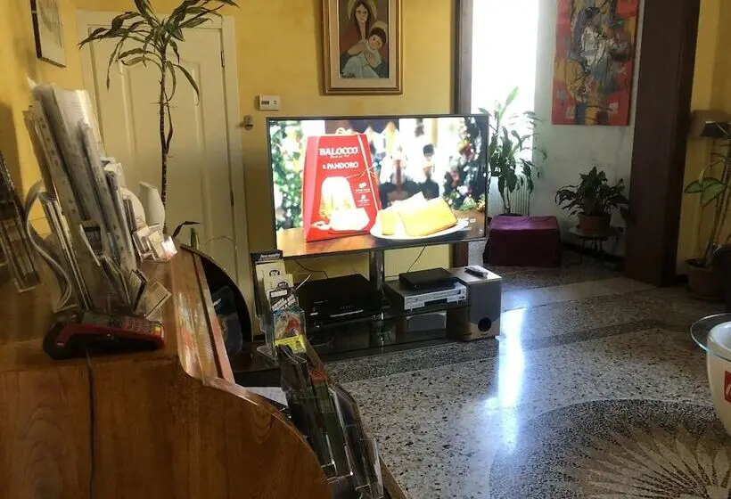 Chambre Familiale, Due Papi