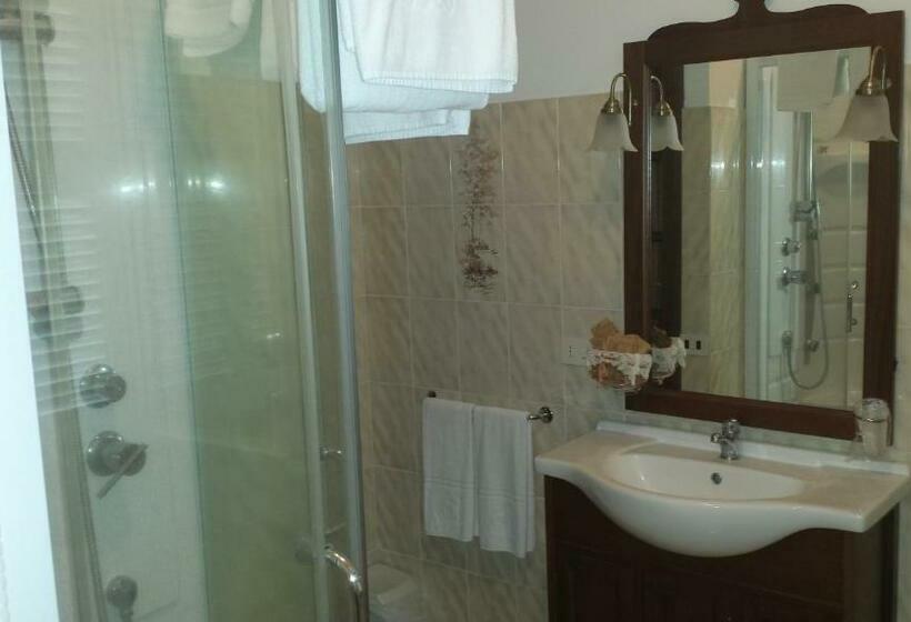 חדר קומפורט לשלושה, Forum Cassii