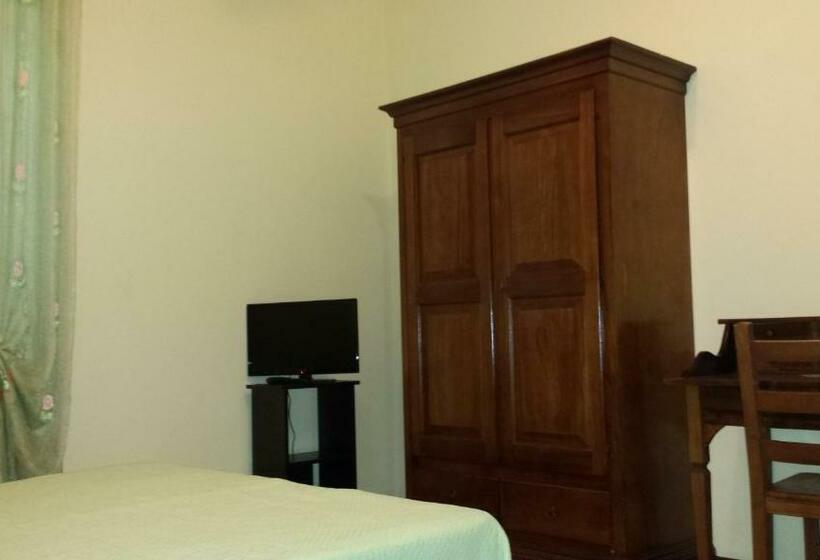 חדר קומפורט לשלושה, Forum Cassii