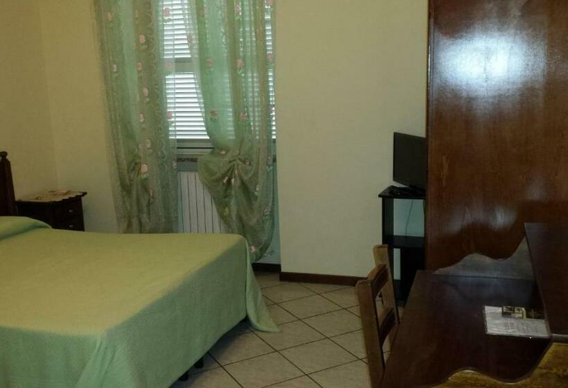 חדר קומפורט לשלושה, Forum Cassii