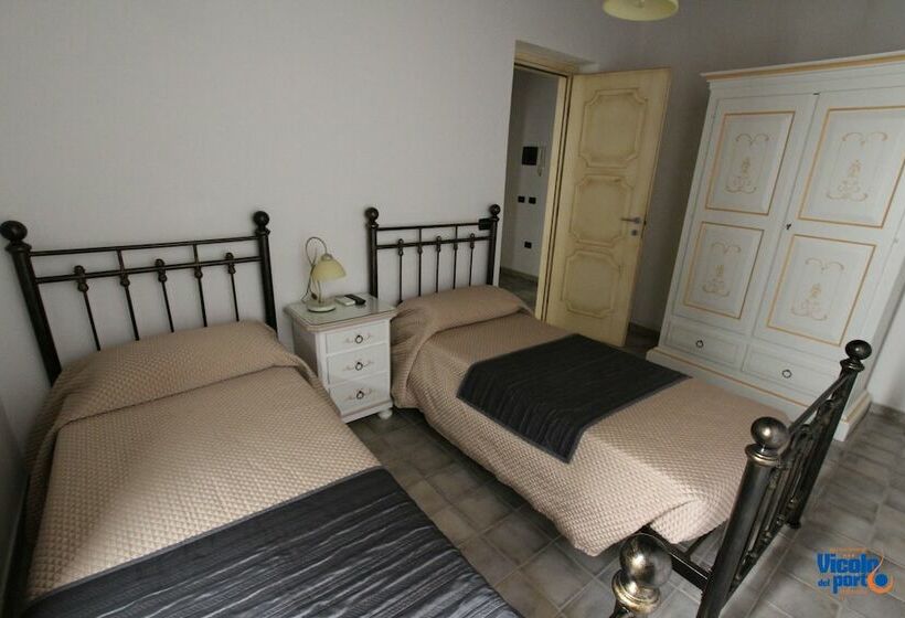 חדר משפחתי, Vicolo Del Porto