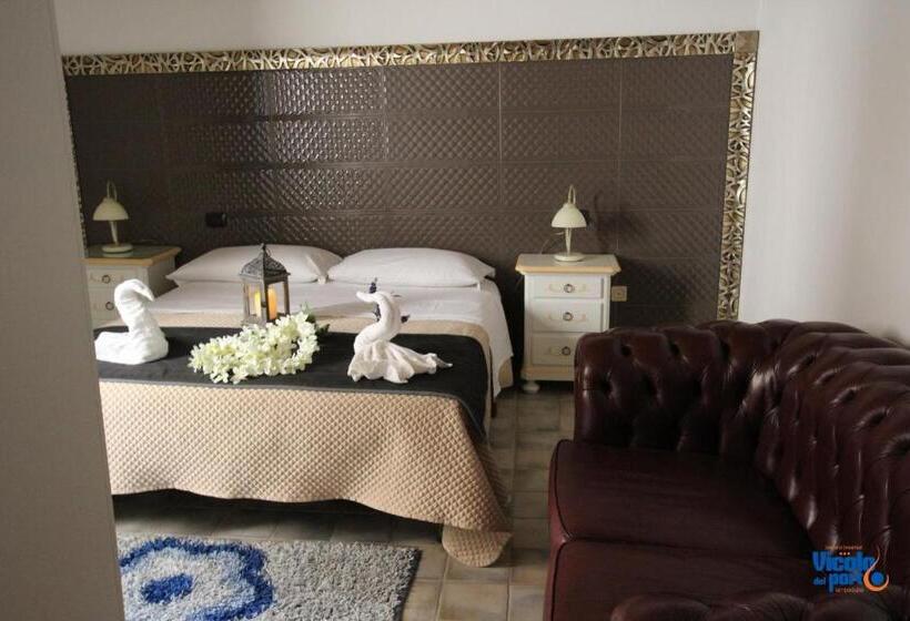 חדר משפחתי, Vicolo Del Porto