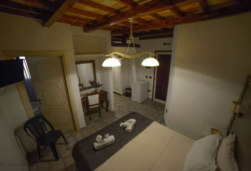 חדר סטנדרט לשלושה, Vicolo Del Porto