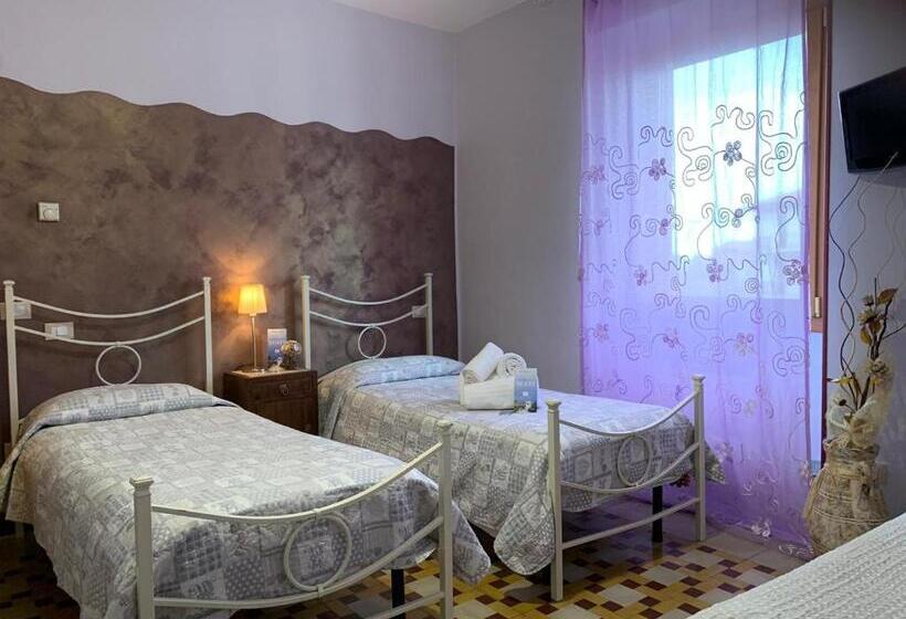غرفة قياسية ثلاثية مع حمام خارجي, Bed & Breakfast Mafi