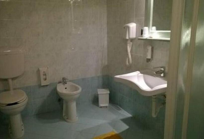 חדר סטנדרט לשלושה, Albergo Del Po