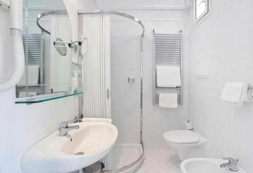 标准三人间, Nautilus