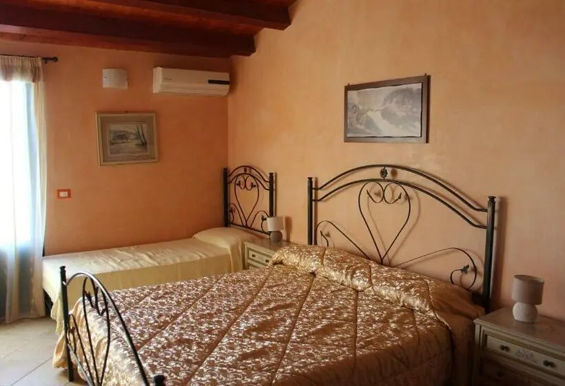スタンダードトリプルルーム, Agorà Akrai B&b