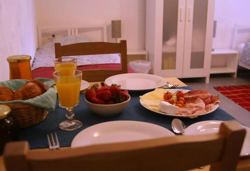 استودیوی استاندارد, Apartments Hemingway House