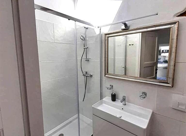 اتاق خانوادگی, Apartments Hemingway House