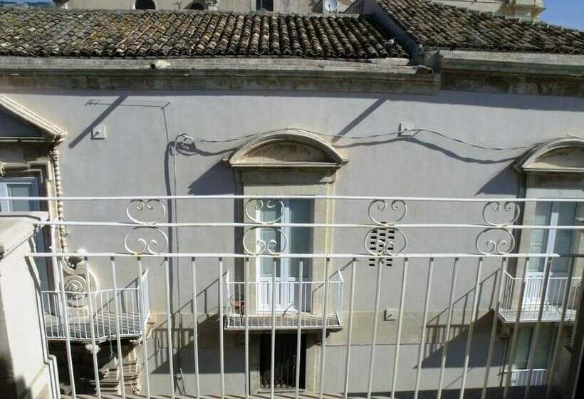 バルコニー付きデラックスルーム, Plaza Rooms