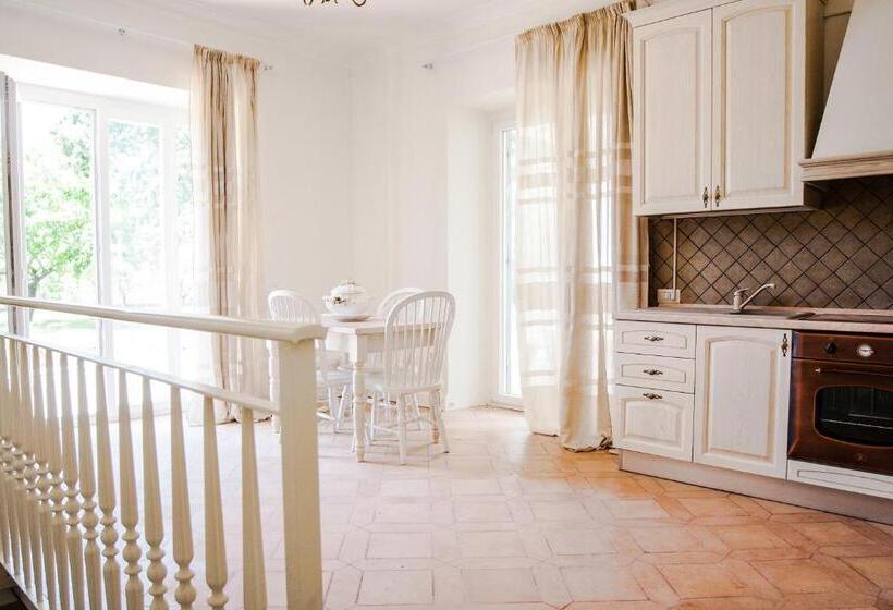 Pokój Klasyczny Czteroosobowy, Villa Strampelli