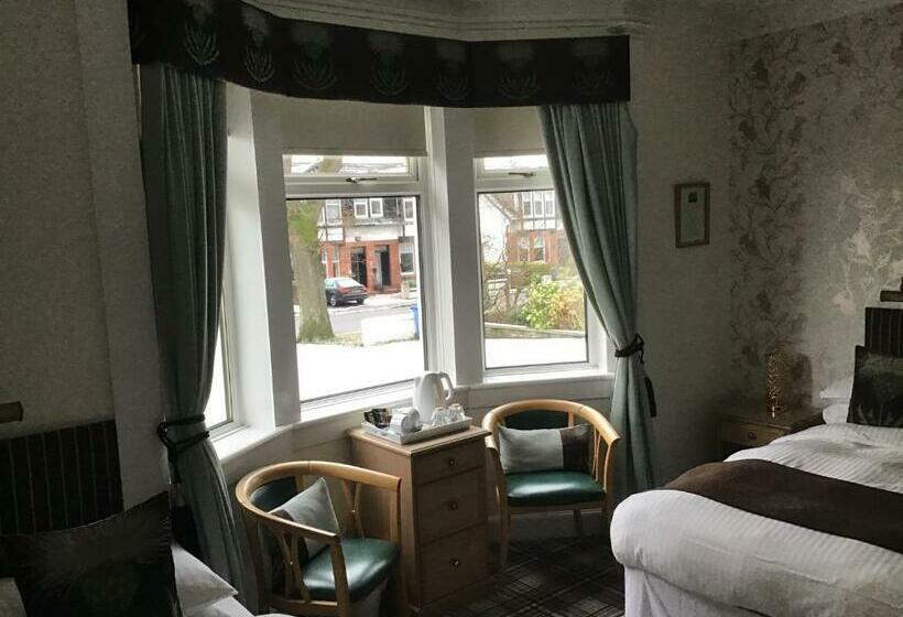 חדר סטנדרט לשלושה, Woodvale