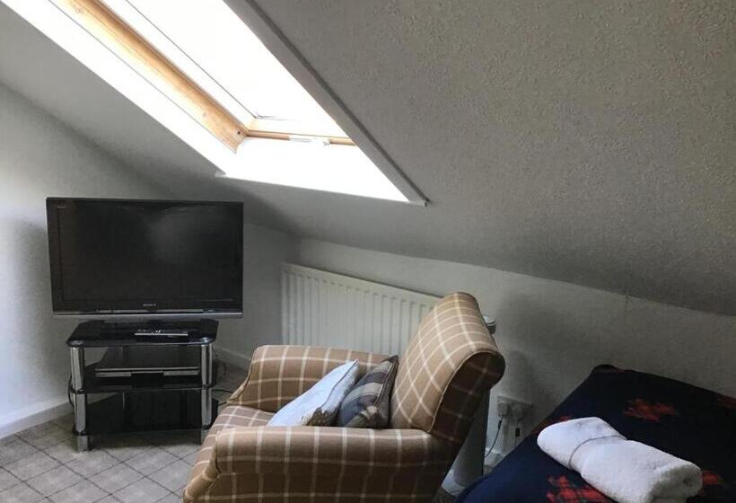 חדר משפחתי, Woodvale