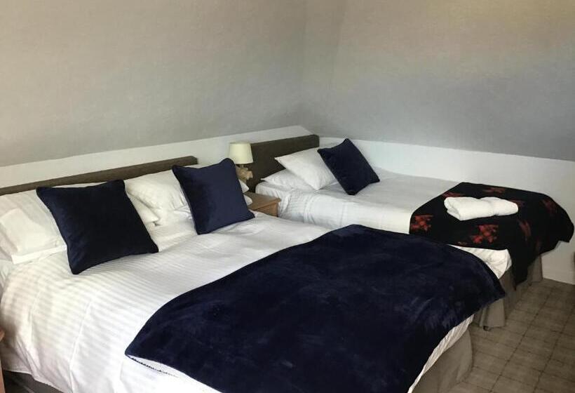 חדר משפחתי, Woodvale