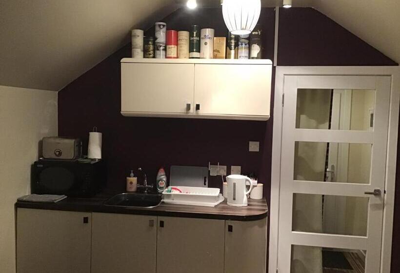 דירת חדר, Woodvale