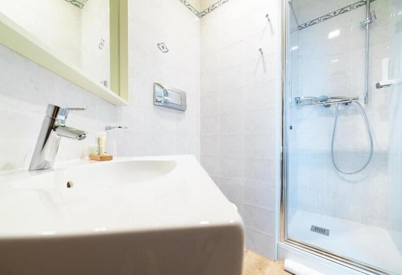 חדר סטנדרט לשלושה, Calaluna