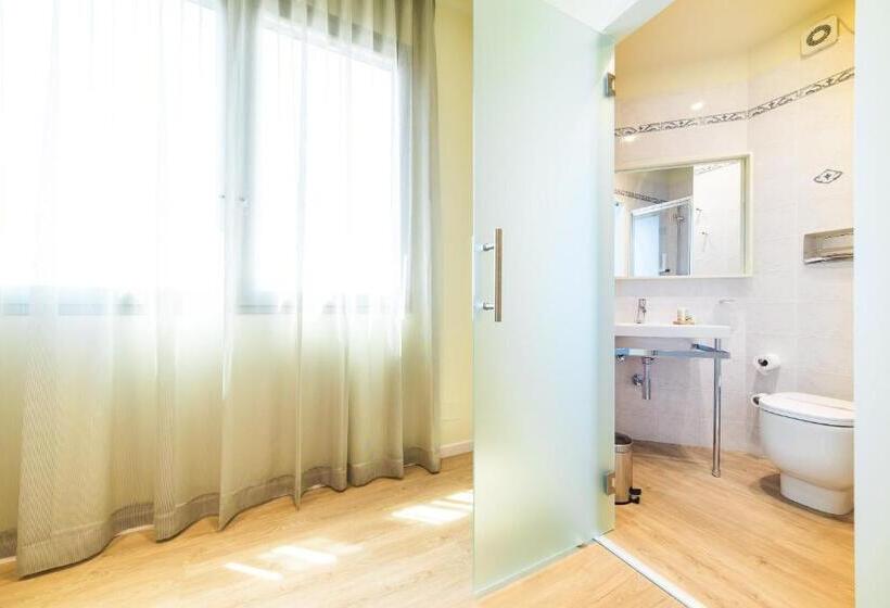 חדר סטנדרט לשלושה, Calaluna