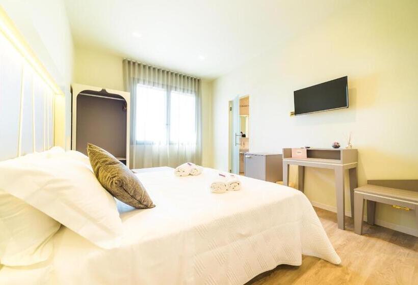 חדר סטנדרט לשלושה, Calaluna