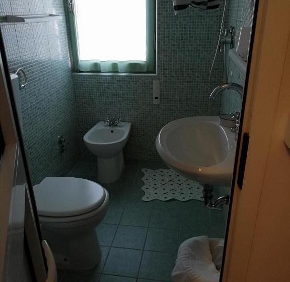 이코노미 룸, Caprice