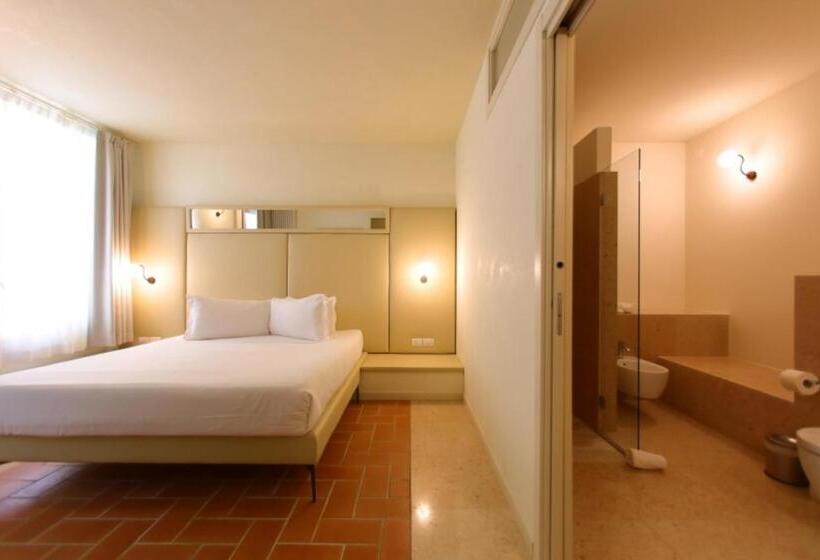 Suite with lake view, Classique