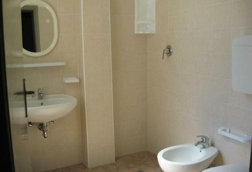 اتاق استاندارد سه نفره, Eleonora