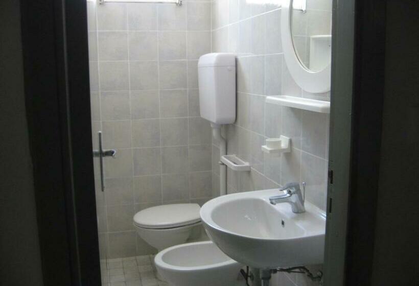 اتاق استاندارد سه نفره, Eleonora