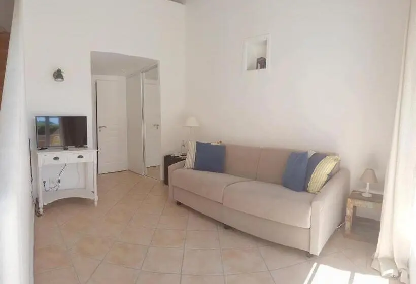 Perhehuone Puutarhanäkymä, Hôtel Les Bouis   Vue Mer
