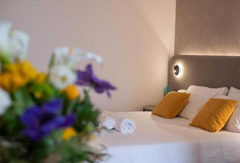 Standard studio with lake view, La Cipressina B&b