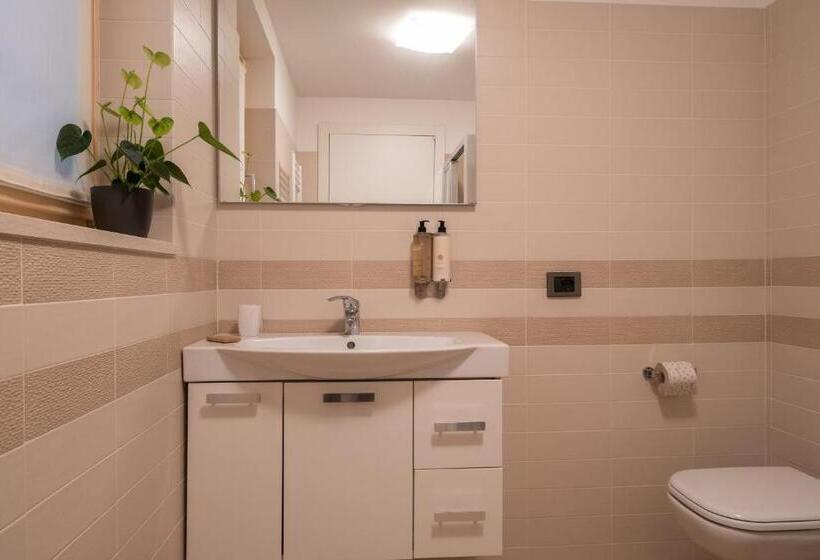 Standard studio with lake view, La Cipressina B&b