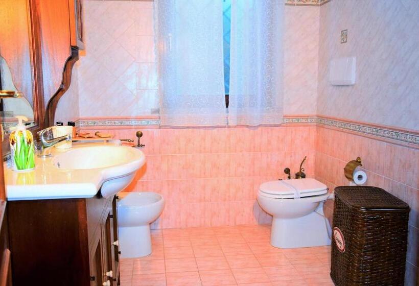 غرفة قياسية ثلاثية مزودة بشرفة, B&b Sedici Pini