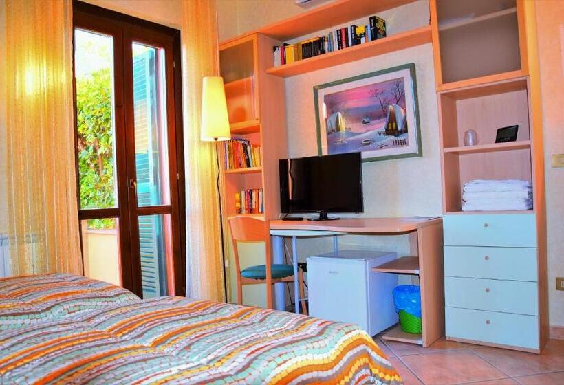 חדר סטנדרט לשלושה עם מרפסת, B&b Sedici Pini