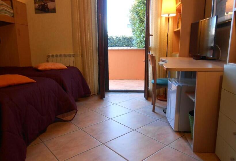 غرفة قياسية ثلاثية مزودة بشرفة, B&b Sedici Pini