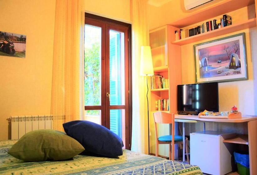 חדר סטנדרט לשלושה עם מרפסת, B&b Sedici Pini