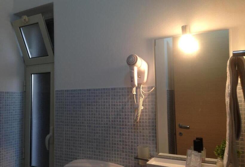 Номер Стандарт, A Due Passi Dal Centro