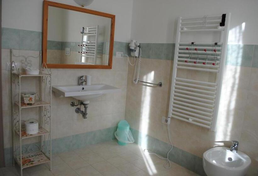 דירת שני חדרים, Tellus Saturnia