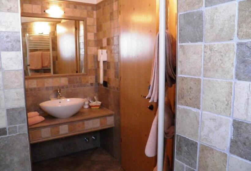 اتاق سوپریور با بالکن, Pontiglia