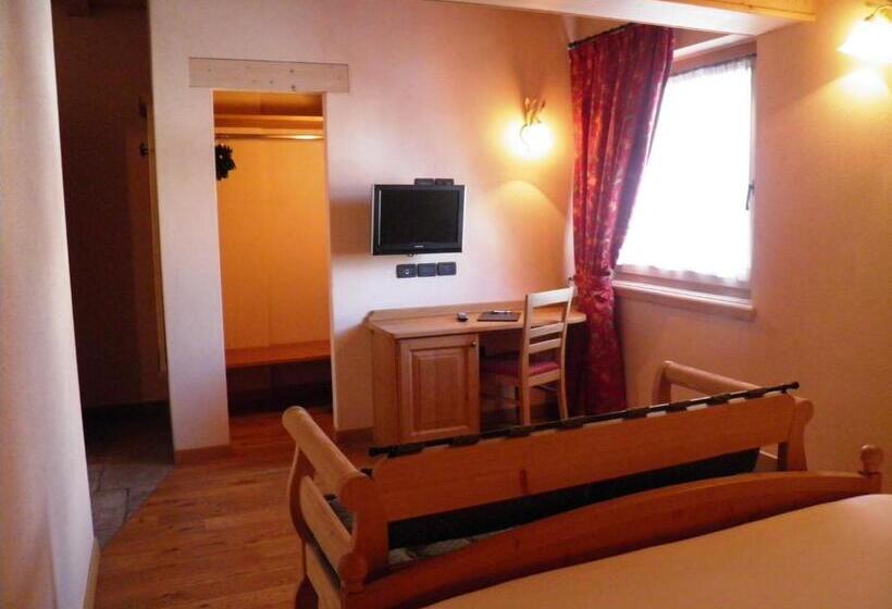 اتاق سوپریور با بالکن, Pontiglia