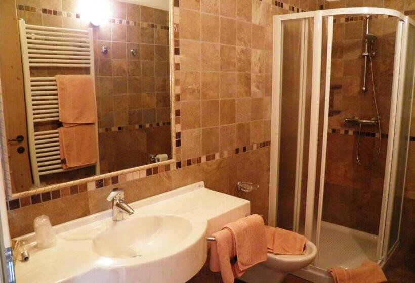 اتاق سوپریور با بالکن, Pontiglia