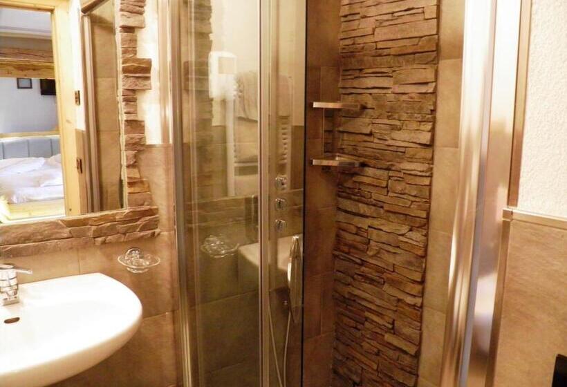 اتاق لوکس, Pontiglia