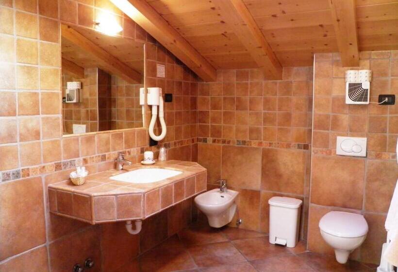 اتاق سوپریور با بالکن, Pontiglia