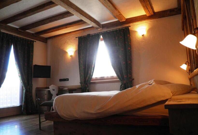 اتاق سوپریور با بالکن, Pontiglia