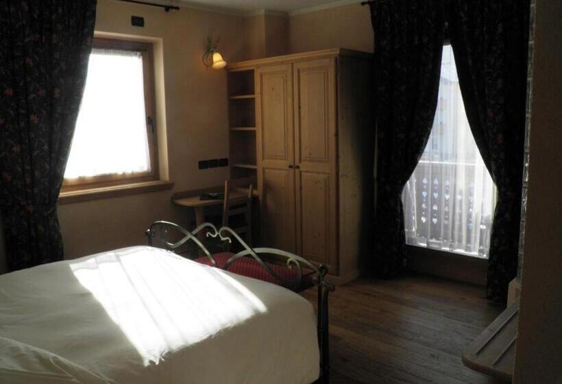 اتاق سوپریور با بالکن, Pontiglia