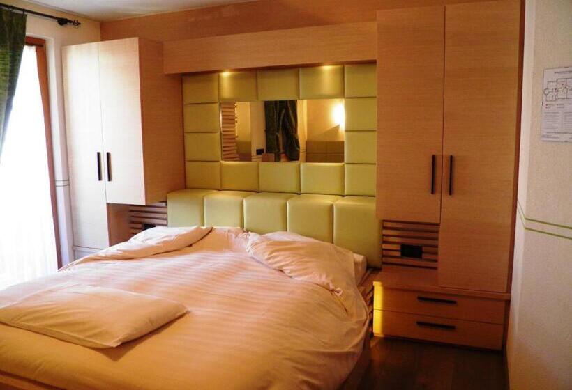 اتاق لوکس, Pontiglia