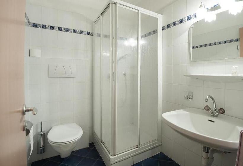 Quarto Triplo Estandar com Sacada, Restaurant Putzer