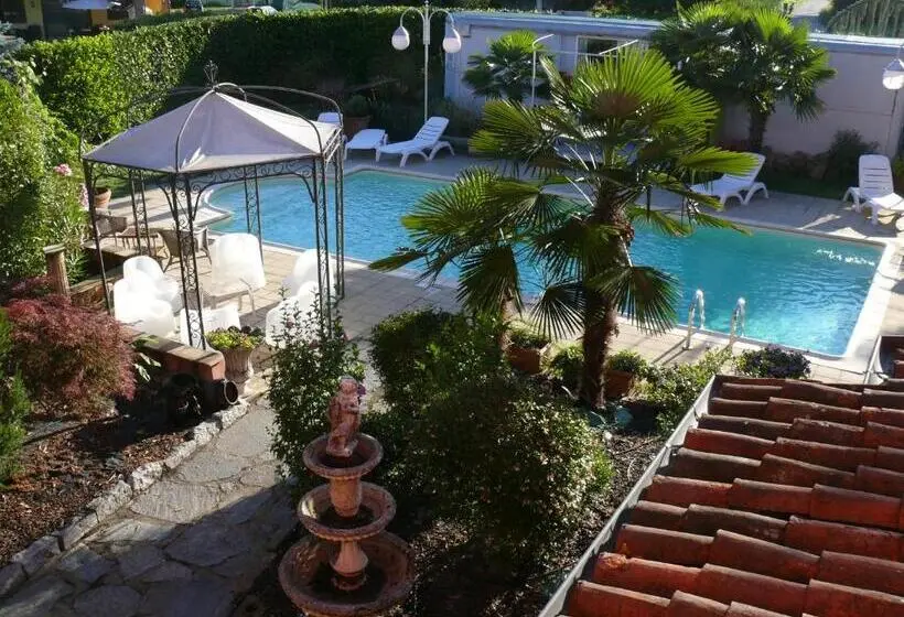 Perhehuone Allasnäkymä, B&b Villa Botto